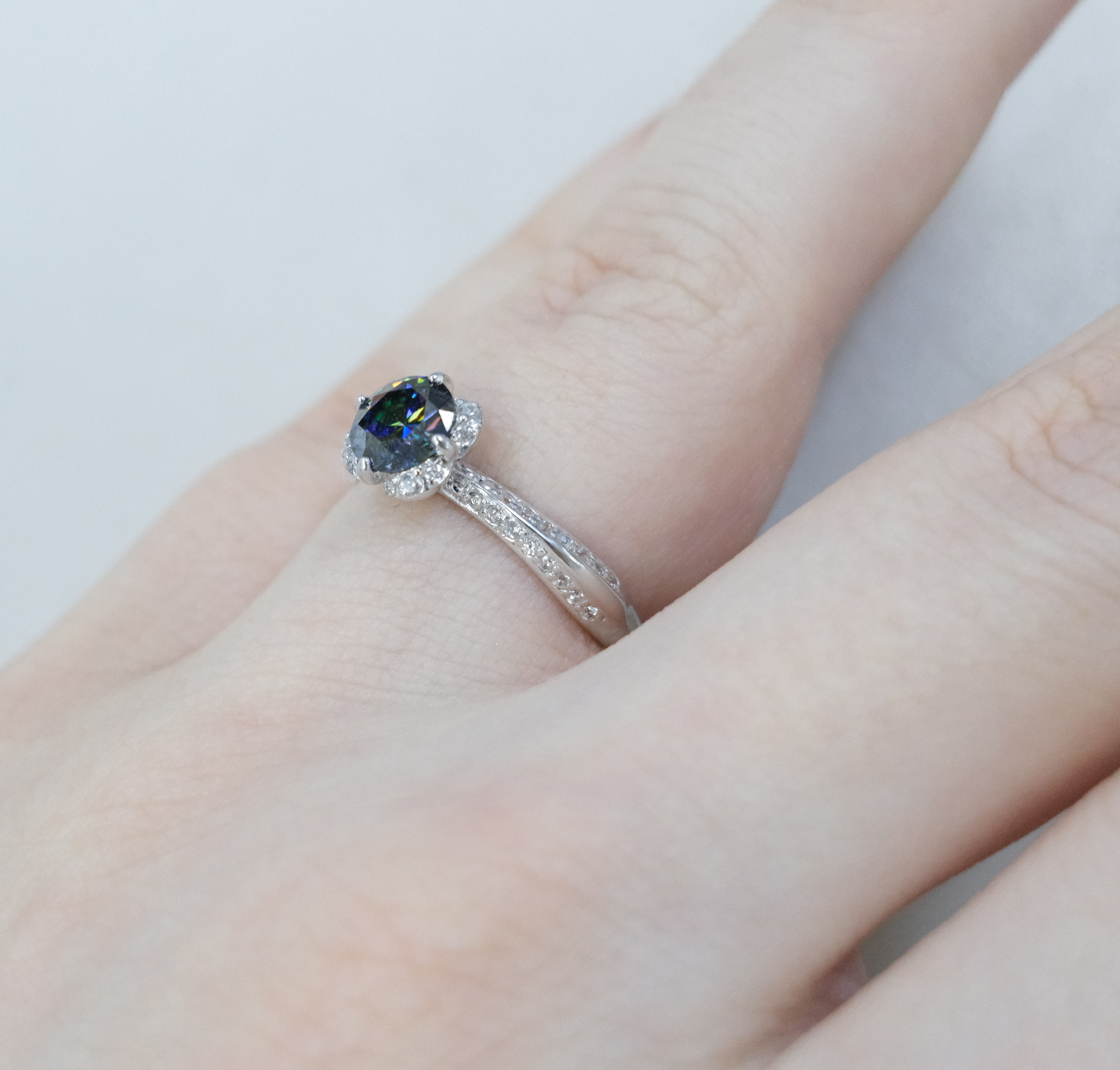 Серебряное кольцо с муассанитом